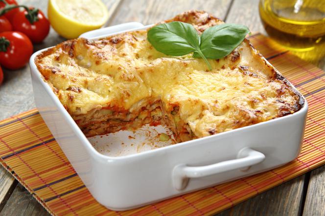 Lasagne z tuńczykiem, cukinią i awokado: łatwy przepis