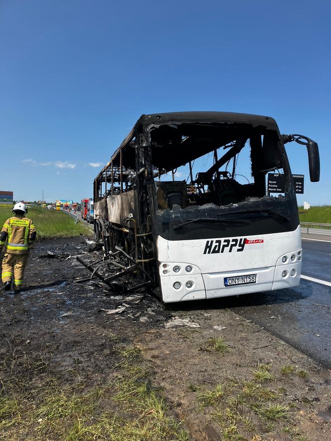 Pożar autokaru z wycieczką szkolną na A4. Cztery osoby trafiły do szpitala 