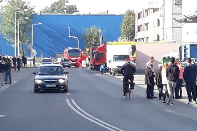 Gorzowianie i straż pożarna przed Nova Park.