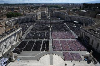 Tłumy wiernych pożegnały papieża Franciszka. Podano, ile osób pojawiło się w Watykanie