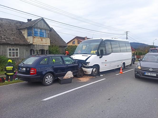 Osiem osób rannych w wypadku busa przewożącego dzieci