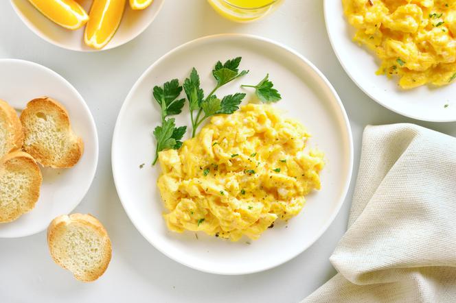 Jajecznica - podstawowy przepis na klasyczną potrawę z rozmąconych jajek 
