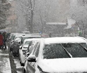 Atak zimy w Polsce. Trudne warunki drogowe na Podhalu [ZDJĘCIA]