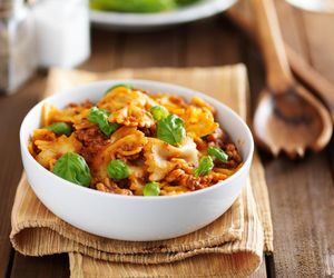 Jednogarnkowy makaron z kurczakiem i warzywami. Zrobisz go błyskawicznie