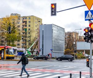 Stelaż reklamowy na rogu ul. Anielewicza i al. Jana Pawła II w Warszawie