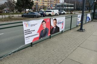 Plakaty na gdańskich ulicach.
