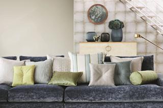 Poduszki dekoracyjne na szarej sofie