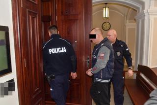 Początek procesu mężczyzny, który na ulicy odgryzł nos żonie 