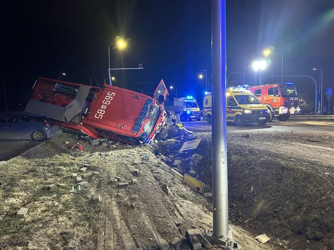 Tragiczny wypadek na DK7. Wóz strażacki zderzył się z osobówką