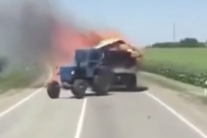 Rosyjski traktorzysta walczy z płonącym towarem