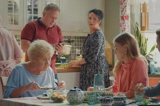 M jak miłość odc. 1765. Franka (Dominika Kachlik), Paweł (Rafał Mroczek), Barbara (Teresa Lipowska), Marysia (Małgorzata Pieńkowska), Artur Rogowski (Robert Moskwa)