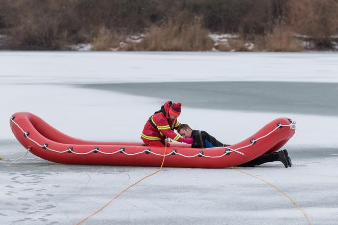 Grabina. Lód zerwał się pod mężczyzną na Jeziorze Górskim! W akcji sanie lodowe i katamaran