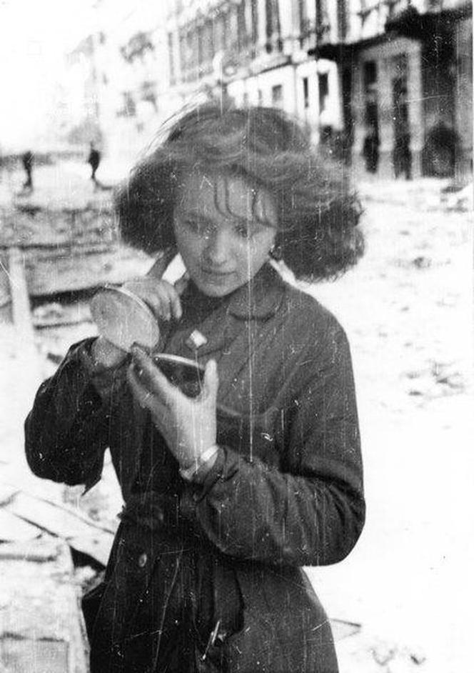 Fotografia dziewczynki z lusterkiem z sierpnia 1944 r. autorstwa Eugeniusza Lokajskiego  urzekła Tomasza Organka.
