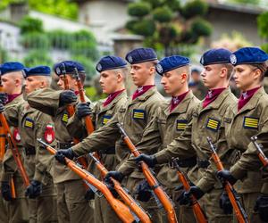 Uczniowie ZS nr 2 podczas Przeglądu Musztry Klas Mundurowych w Gromniku