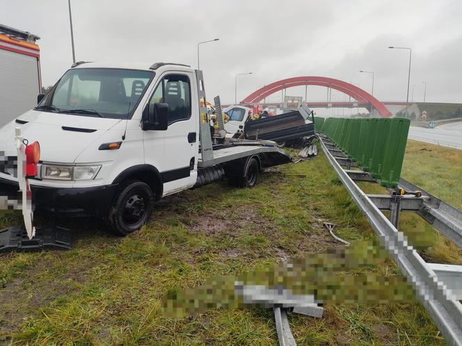 BMW rozbite w wypadku na A1! 39-latek huknął w dwa pojazdy obsługi autostrady [ZDJĘCIA]