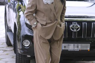 Kayah niczym bogata wdowa po gangsterze. A to garnitur z sieciówki!