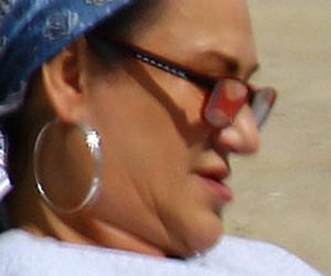 Kayah. Leczyła gardło i opalała kolana