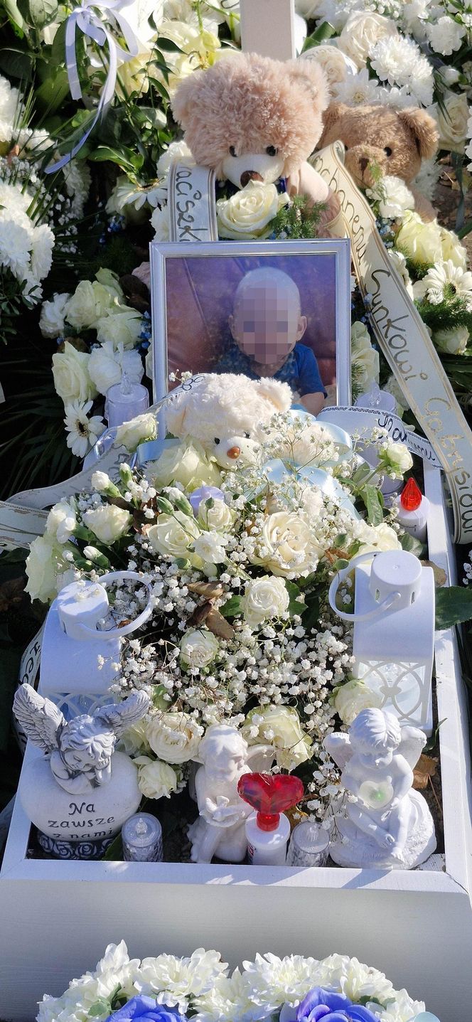 Mama Gabrysia widzi z okna jego grób. Prokuratura bada sprawę przeterminowanej szczepionki