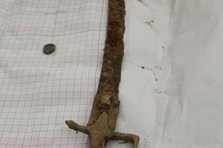 Wyłowiona z Wisły zabytkowa szabla