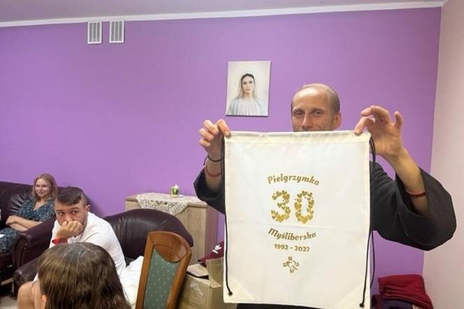 ks. Łukasz Śniady pokazuje chustę pielgrzymkową