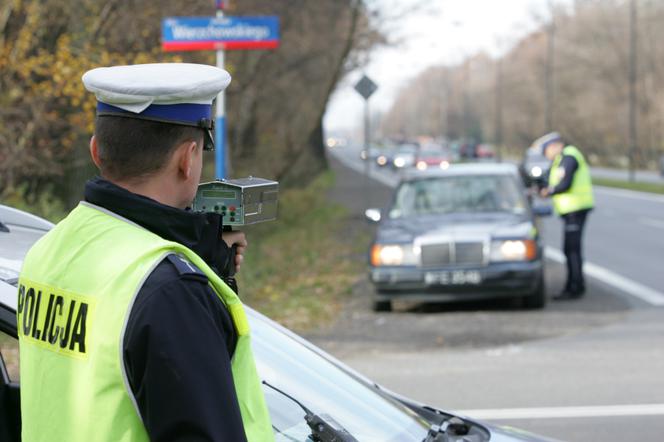 Mandaty, zatrzymania i żadnych pouczeń – policja tłumaczy, że tego chcą obywatele!