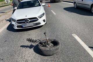 Dachowanie traficara w Warszawie. Ściął latarnię, która uderzyła w drugi pojazd