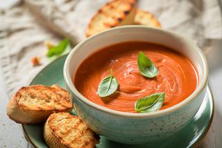 Zupa pomidorowa bez mięsa: przepis na pomidorówkę z przecieru na bulionie warzywnym