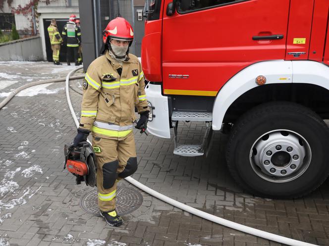 Spłonęło 20 samochodów. Budynek przy Górczewskiej nie nadaje się do zamieszkania