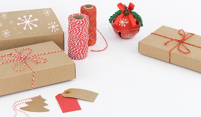 Pakowanie prezentów - ozdabianie szarych pudeł