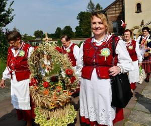 Dożynki 2024 w powiecie starachowickim. W Wąchocku dożynkowe wieńce, korowód i przysmaki