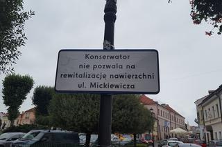 Niecodzienna tabliczka przy Rynku w Rzeszowie już jest na swoim miejscu