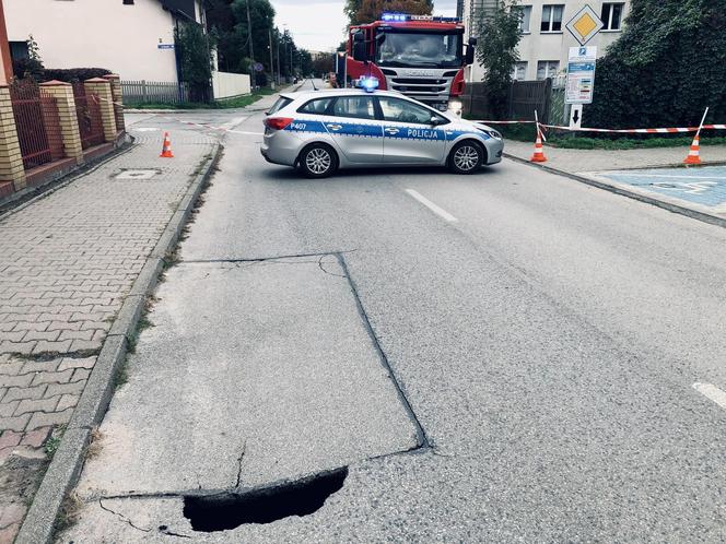 W Jaworznie zapadła się ziemia. Zapadlisko ma 10 metrów głębokości!