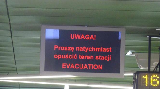 Pożar w metrze! Ewakuacja pasażerów, 5 stacji zamkniętych