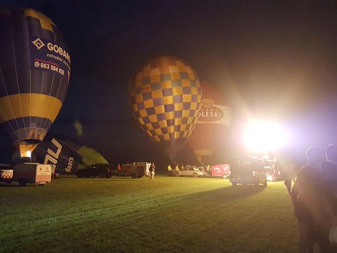 ​Nocny pokaz balonów na lotnisku w Lesznie. Wiatr był za mocny