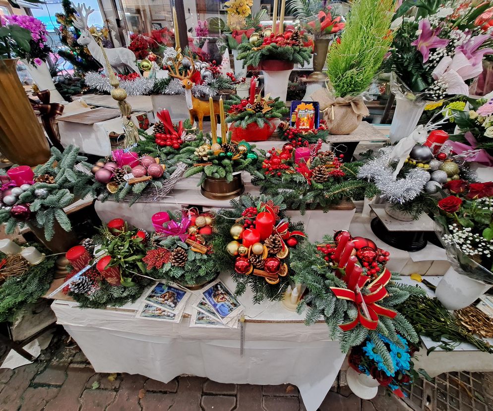 Ile kosztują bombki, choinki i ozdoby świąteczne w Krakowie? Sprawdziliśmy ceny na miejskich targowiskach [GALERIA]