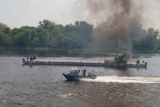 Akcja Wisła 2023 w Toruniu. Terroryści opanowali barkę z chemikaliami. Efektowne ćwiczenia