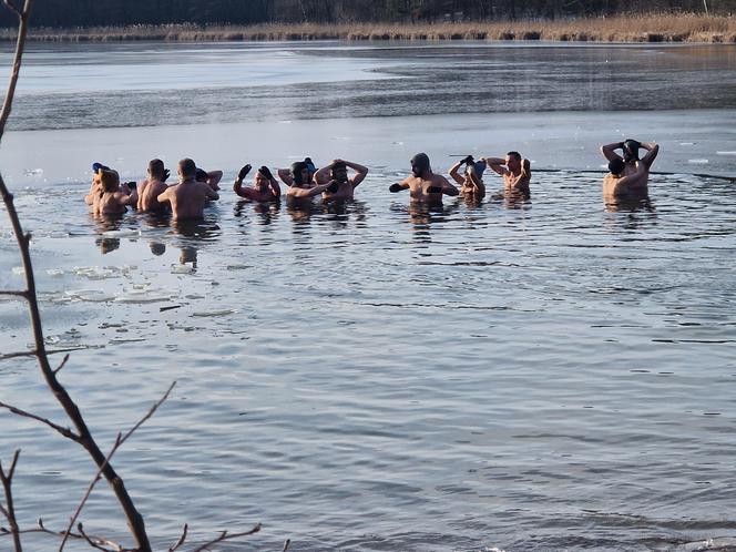 Lodowata woda im niestraszna! Za nami kolejne morsowanie w Pieckach pod Bydgoszczą