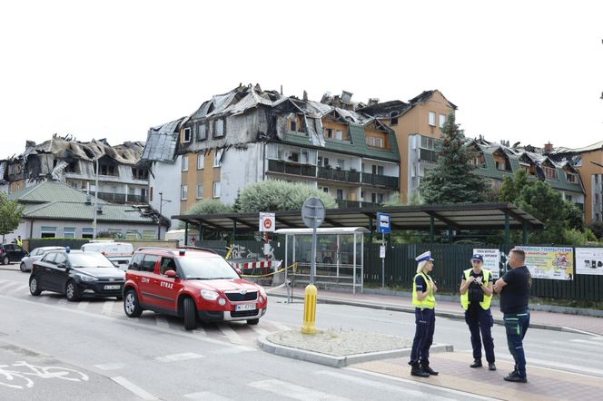 Blok przy ul. Powstańców w Ząbkach po pożarze