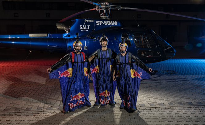 Ludzie-perseidy z Red Bull Skydive Team przelecieli nad Warszawą