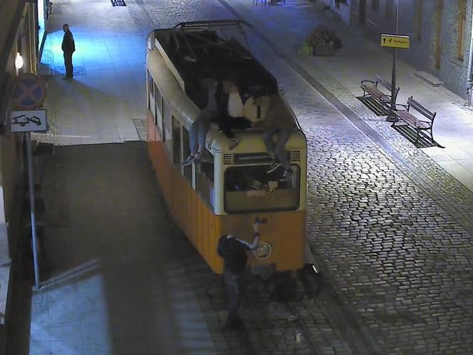 Weszli na dach zabytkowego tramwaju w centrum Bydgoszczy