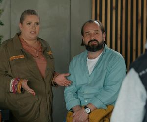 Barwy szczęścia, odcinek 3242. Aldona (Elżbieta Romanowska), Borys (Jakub Wieczorek), Romeo (Jacek Tyszkiewicz)