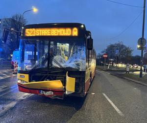 Autobus miejski zmiótł taksówkę! Ratownicy reanimowali rannego