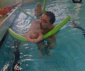 Daniel Martyniuk uczy syna pływać