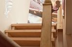 Po drewnianych schodach zabiegowych wchodzi się bardzo wygodnie. Dzięki oknom w połaciach jest na nich jasno. Na szczycie wchodzących wita samolot w chmurach, oczywiście na fototapecie