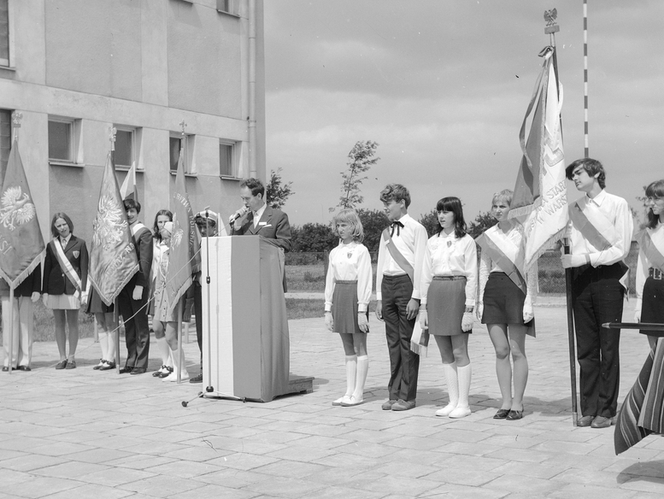 Gra w klasy, mundurki i wielkie uroczystości! Tak wyglądała szkoła 40 lat temu [ARCHIWALNE ZDJĘCIA]