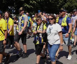 Przemarsz kibiców Stali Gorzów przed meczem z Falubazem Zielona Góra