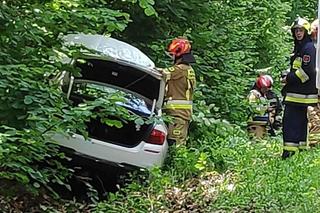 Brzeźnica. Kierowca białego bmw wpadł do rowu i uciekł do lasu