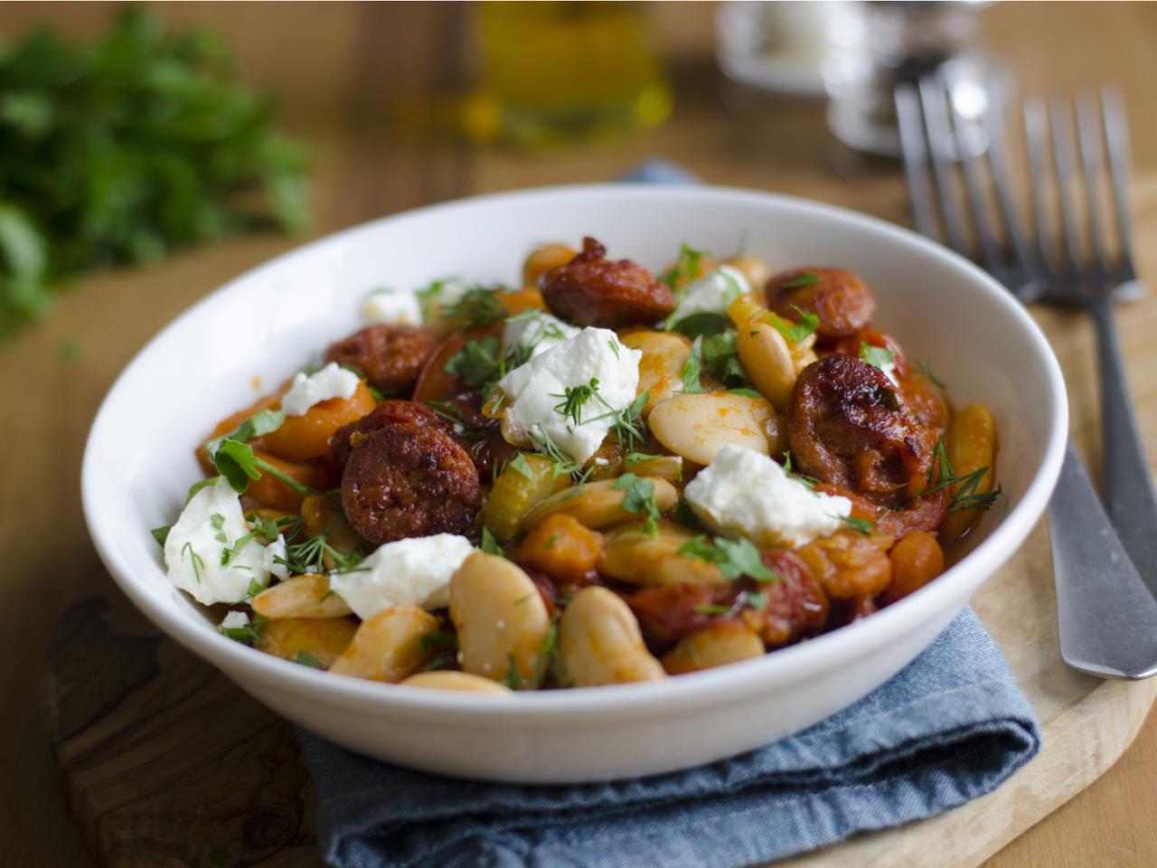 Fasola Jaś z czorizo i fetą - przepis na ciepłą kolację