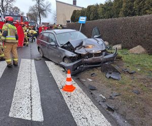 Babcia nie żyje, a wnuczek walczy o życie! Tragiczny wypadek pod Wieluniem [ZDJĘCIA]