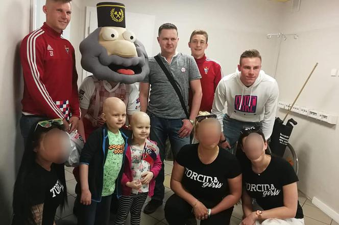 Torcida Girls i Szymon Żurkowski odwiedzili dzieci z onkologii. Świąteczna wizyta z prezentami [ZDJĘCIA]